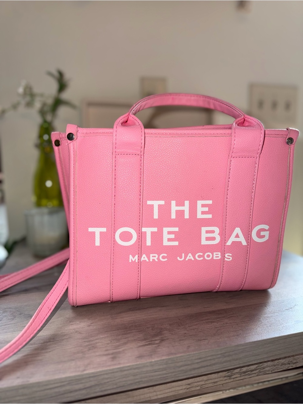 Marc Jacobs The Leather Small Tote Bag in Pink with White Logo - Picture 2 of 8
